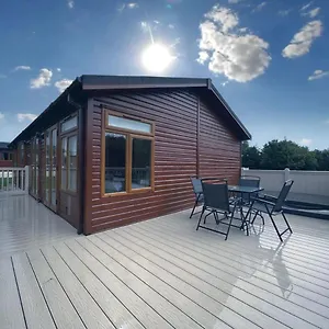 Lodge Chestnut With Hot Tub, Malton
